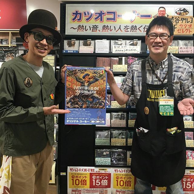 東京ツアーの合間に、タワーレコード渋谷店のカツオさんにサンプルとポスターをお渡しに行ってきました！カツオさんは言わずと知れた、熱い音と熱い人をプッシュするカツオコーナーや熱い音ライブを展開されているカリスマ店員さん。この日も暖かく受け入れて頂き、なんと自分のアルバムのポップまで書かせてくれました。カツオさんありがとうございました