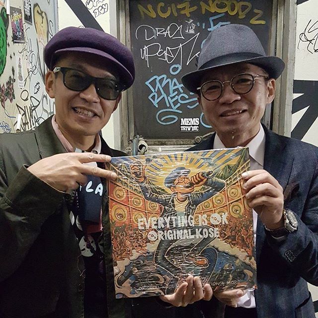 【OKアルバム御礼】今回の東京でもオリジナルコーセーのアルバムをゲットいただきまして感謝感謝です！昨年9月の渋谷での宇田川ジャムロックにも遊びに来てくれていた @kojikoji8888 さん、今回はLPとアナログ系ほとんどゲットしていかれましたー!(^^)! ダンスにスーツでネクタイしめて来てはる人は個人的にリスぺクトです！ある意味ラガやと思います★ありがとうございました！#originalkose #original_kose #オリジナルコーセー#origidub #origidubstudio #everyting_is_OK #everytingisok#japan #japanese #madeinjapan #japanmade #日本#reggae #dub #dancehall #roots #stepper #digikal #killer#soundsystem #dubwize #deejay #singjay